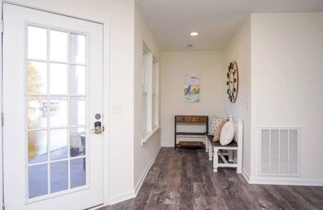 4-bedroom lakefront house in charming Leesburg with WiFi, AC.Enjoy your stay