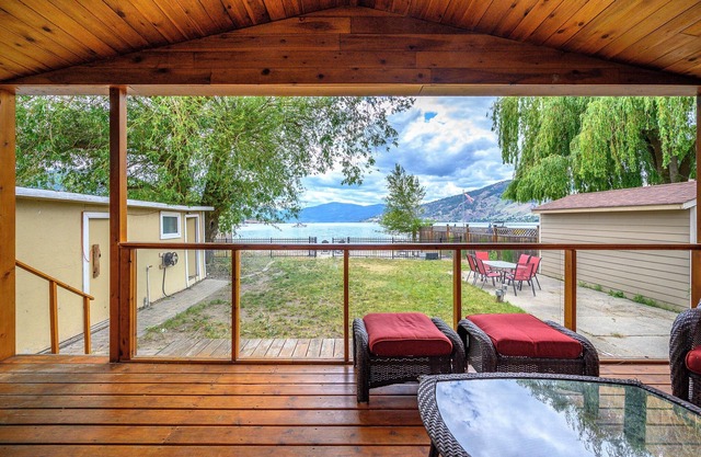 4 bedroom - Lakefront Home - Private Beach - Close to Town