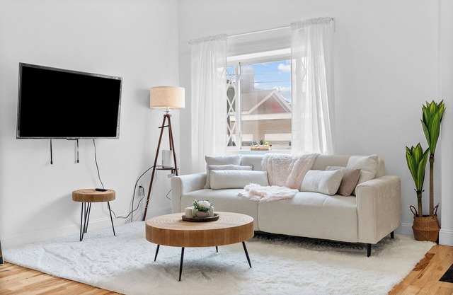 4-bedroom townhome in charming Pittsburgh with WiFi, AC, fully equiped kitchen