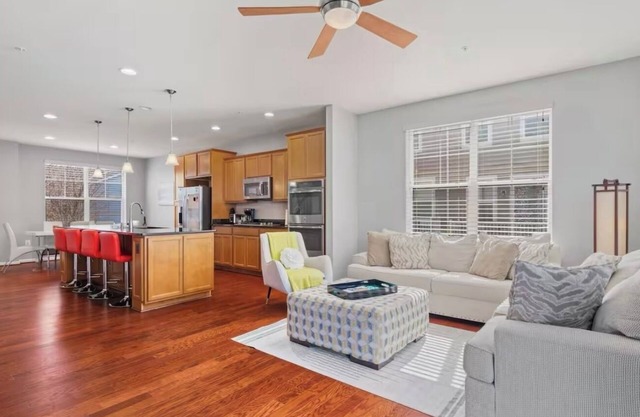 4-bedroom townhome in amazing Washington with AC, WiFi