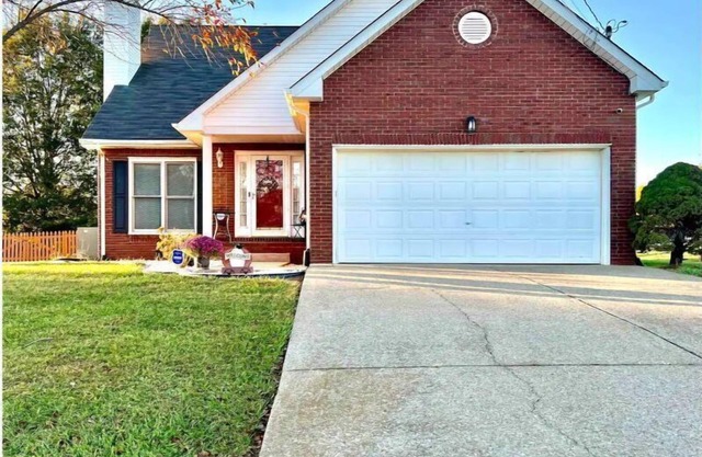 4-bedroom vacation home 16 minutes from Austin Peay State University