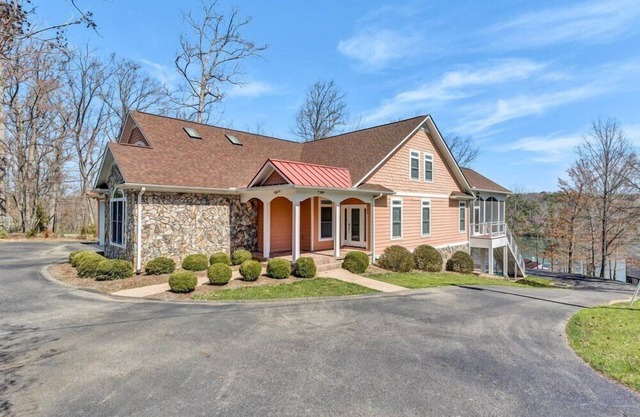 4 Bedrooms, 2 Flex Rooms, 4 Full Bathrooms, 2 Half Bathrooms! Spacious Waterfront Home w/Many Amenit