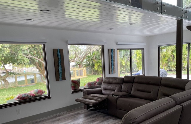 4 Bedrooms Waterfront Villa enjoy Kayaks and paddle-board.