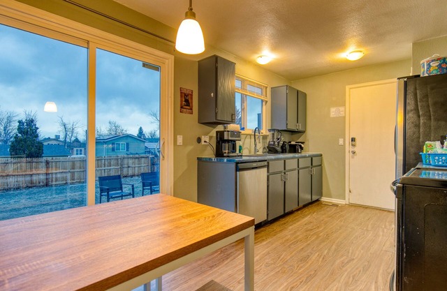 4 beds w/King close to Buckley
