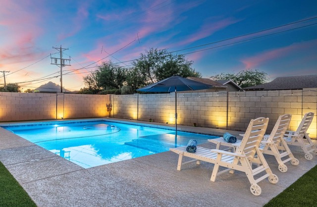 4 BR/3 BA, NEW POOL/Hot Tub, perfect location near Old Town!