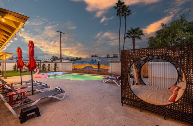 4 BR/3 Bath Old Town Gem - Cabana - Heated Pool & Tub - Games - Firepit - BBQ