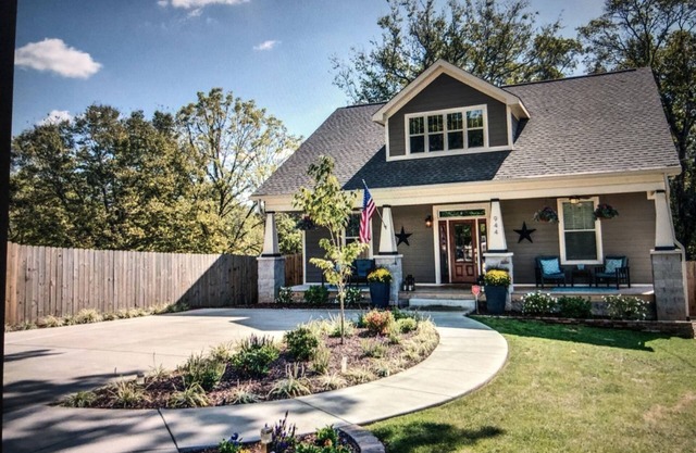 4 Br - great deck/hot tub - 3 miles to Broadway !
