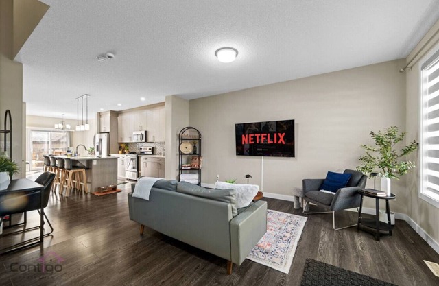 4 BR | Pet Friendly | Steps to Stadium & Rogers!