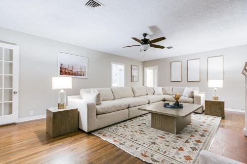 4 BR with 3 BA Turf Backyard New