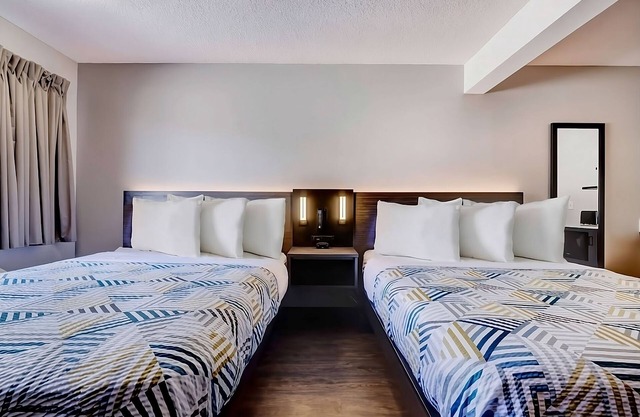 4 Convenient Units! Short Drive to White Mountain Golf Course, Free Parking