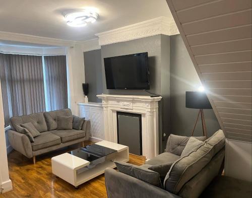 4-Guest Charm Home w Street Parking & WiFi & Party