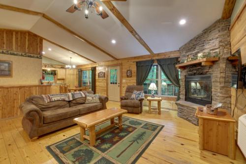 4 Mi to Beaver Lake Peaceful Log Cabin with Deck!