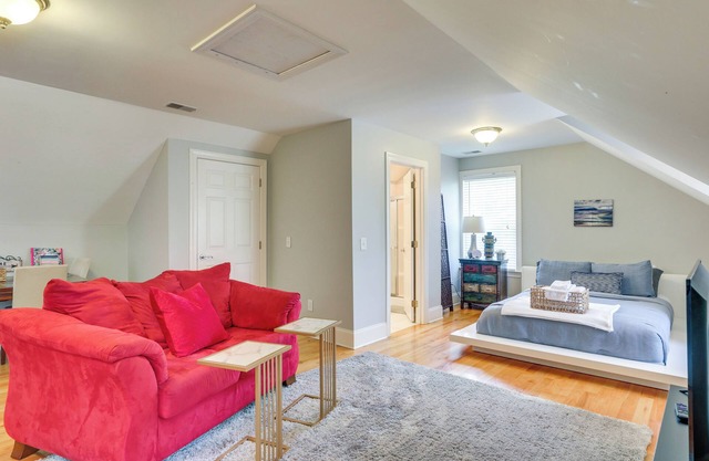 4 Mi to Dtwn: Simplistic Summerville Studio