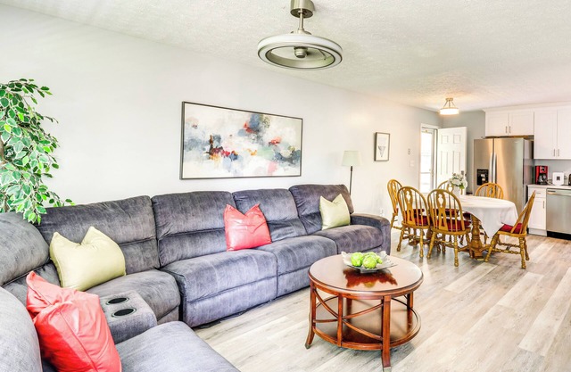 4 Mi to Hampton Coliseum: Home w/Yard!