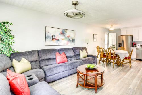 4 Mi to Hampton Coliseum Home with Yard!