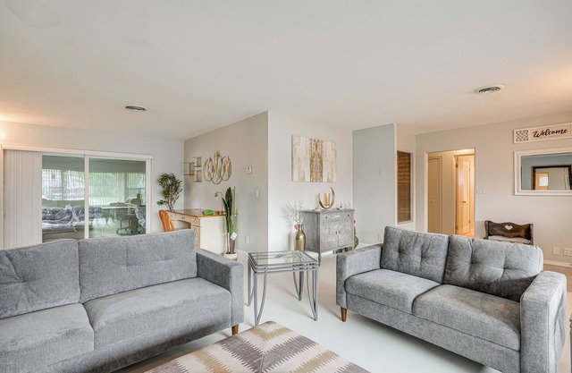 4 Mi to Legoland: Poolside Paradise!