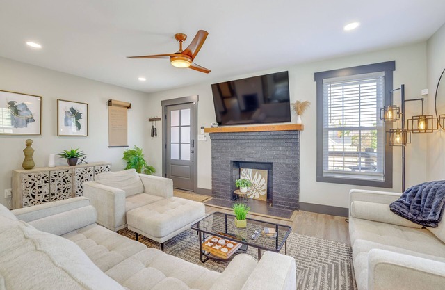 4 Mi to Liberty Bridge: Greenville Getaway w/Deck