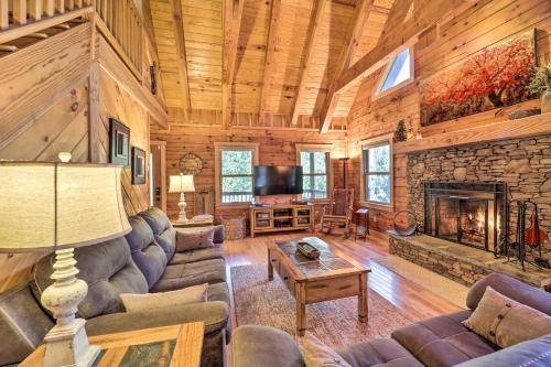 4 Mi to Sugar Mtn Rocky Creek Cabin with Hot Tub