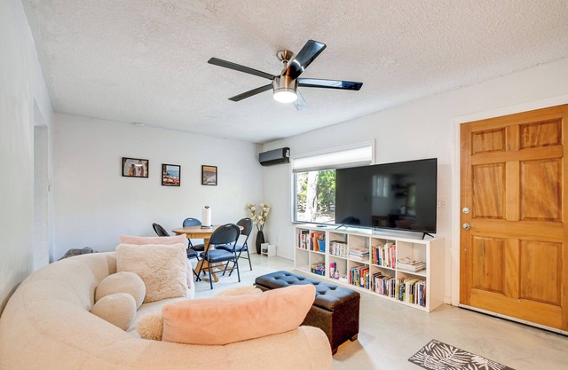 4 Mi to UF: Pet-Friendly Home w/Yard & Deck