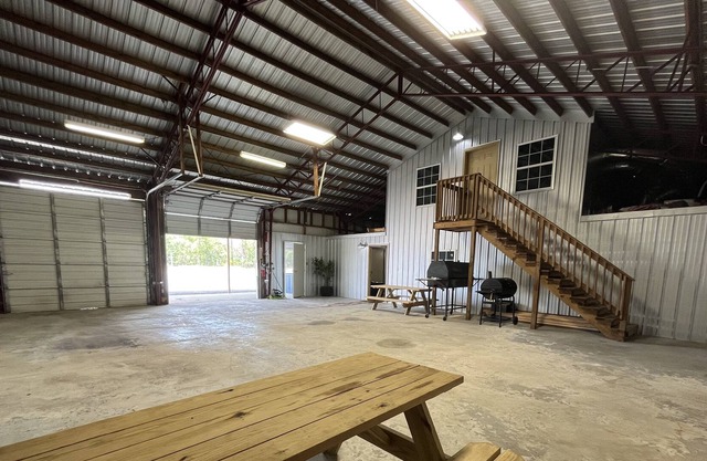 4 Miles to Beach, Plenty of Parking for Boats & Trailers