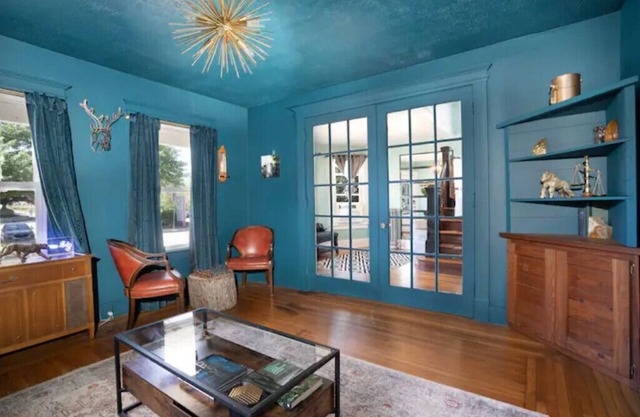 4 miles to Mohegan Sun, easy highway access