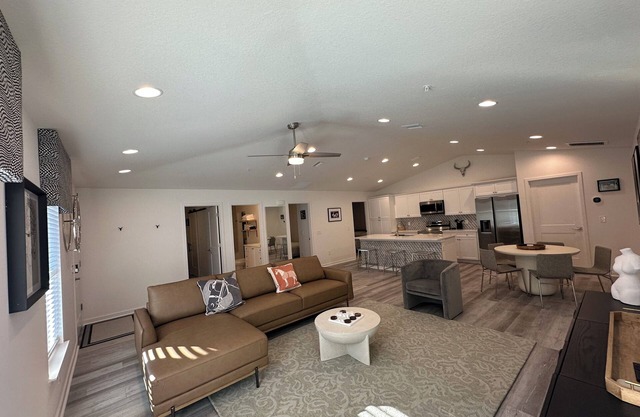 4 min to WEC, Crownwood Modern, NEW 3bd 2ba cozy townhome close to FAST