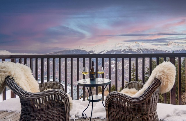 4-minute walk to the ski elevator with ski lockers! Snow-sure 1800m-3330m Mont Fort!