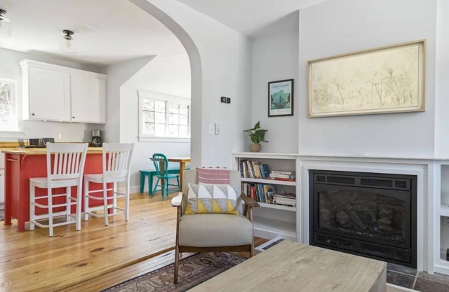 4-minutes to Sugarbush, steps to Warren Village!