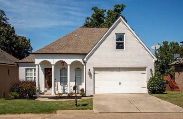 4 or 5 bedroom 2.5 or 3.5 home in Grand Oaks