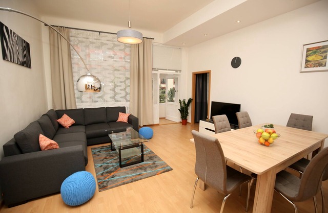4 Rooms King Beds Centre AC Balcony Netflix