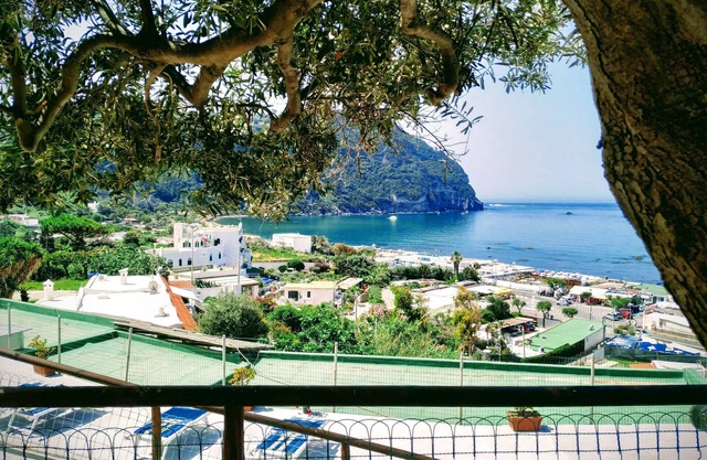 4 sea view rooms 100mt from the beach with parking, garden and balcony