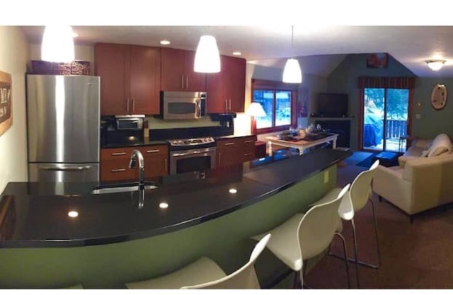 4 Season upscale rental-Beach, pool, tennis, hiking, ski