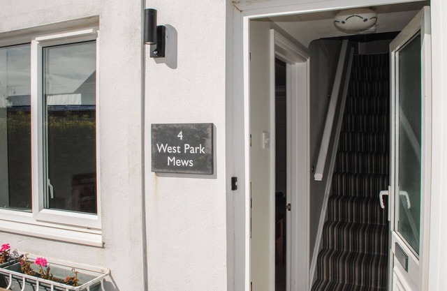 4 WEST PARK MEWS, pet friendly, country holiday cottage in Hope Cove