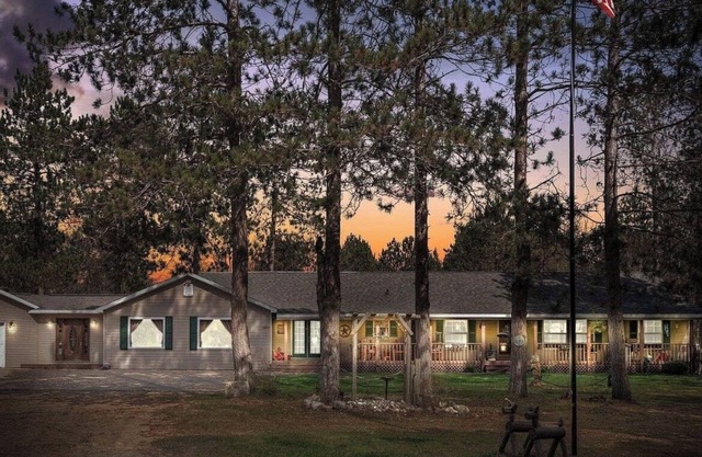 40 acres of trails w/3-bedroom 2 bath house Ashton area family friendly spacious