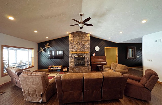 40 min from YNP! 18 Beds! New Bedding! Lots of parking!