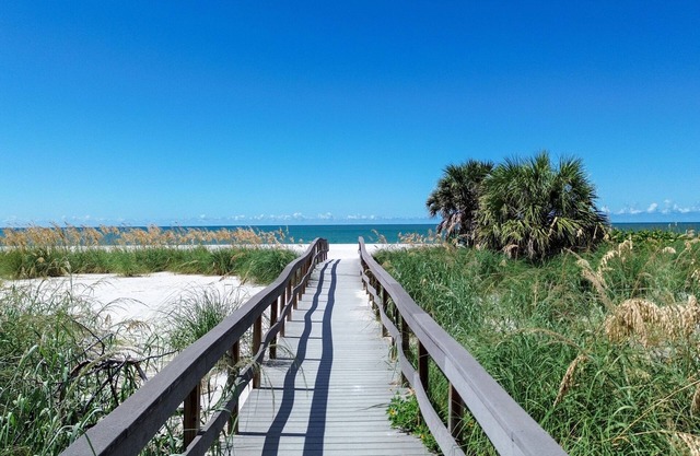 🌞400 ft to the Beach👙Onsite Heated Pool🐬Bungalows #8🌴Grills🐶Dogs Welcome!