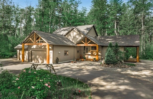 4000sqft, 1-acre Custom Cabin Retreat w Game Room, Hot Tub & Sauna @Mt Hood