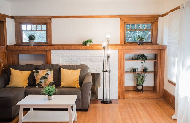 425A- Upper 2B1B Unit Gated Parking near Bart & FW, shops and restaurants