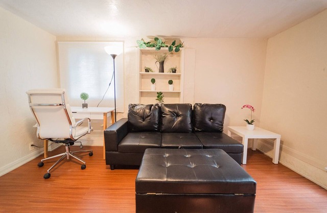 425B Ground 3B1B Unit Gated Parking near Bart & FW, shops and restaurants