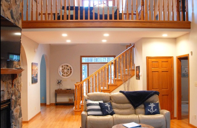 4500sf Gorgeous Lake House on Main Lake Channel with private dock and Hot tub.