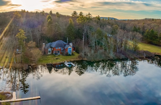 4800 Sq Ft Catskills Lake Mansion W/Hot Tub!