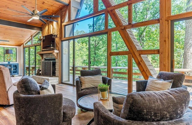 4b/3b+loft Chalet on lake w/open floorplan, HUGE kitchen, rain showers, hot tub