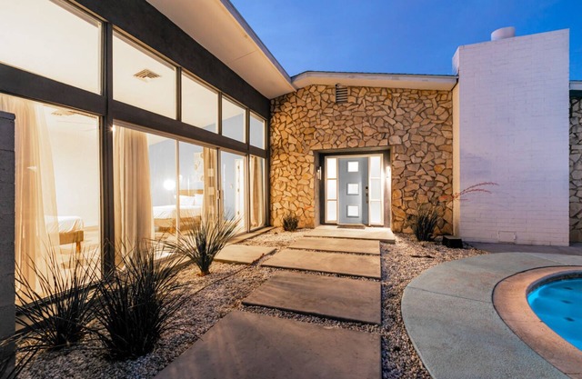 4bd, Charming Mid-Century Home! 1.4mi to Convention Center, Mins to Strip! POOL!