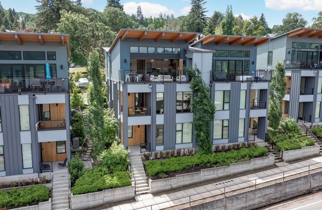 4Bed/3 Bath Modern, high-end townhome, river view, 1 block to downtown