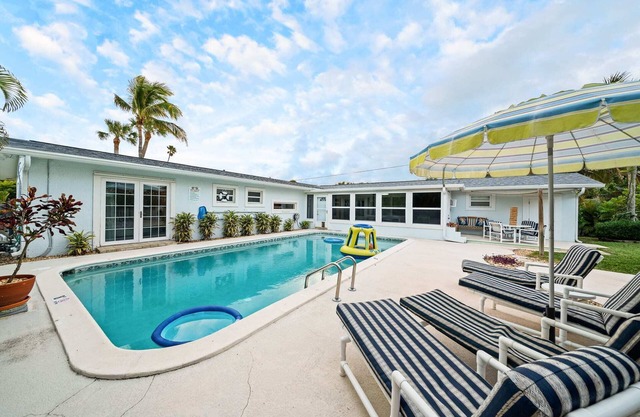 4Bed/3Bath Heated Pool w/Tiki Bar, Steps to Beach!