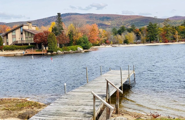 4Bedrm Sleeps 12 Winnipesaukee Waterfront gradual sandy sloped shoreline Pets OK