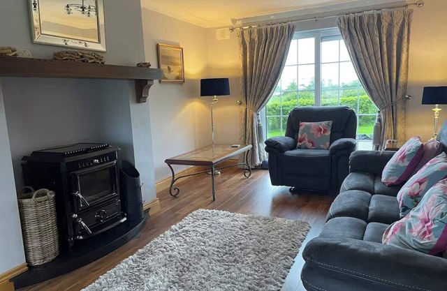 4Bedroom House-Letterkenny-PrivateGarden-Sleeps 7