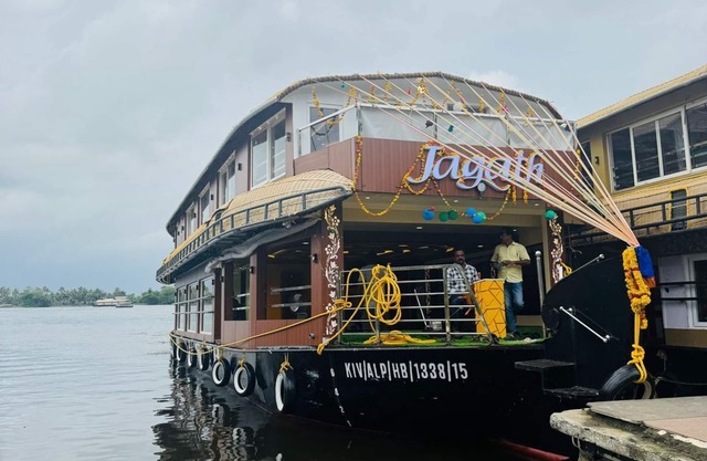 4bedroom private houseboat or 4bedroom suite
