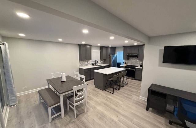 4Br/2ba Modern Fresh rehab near O'Hare