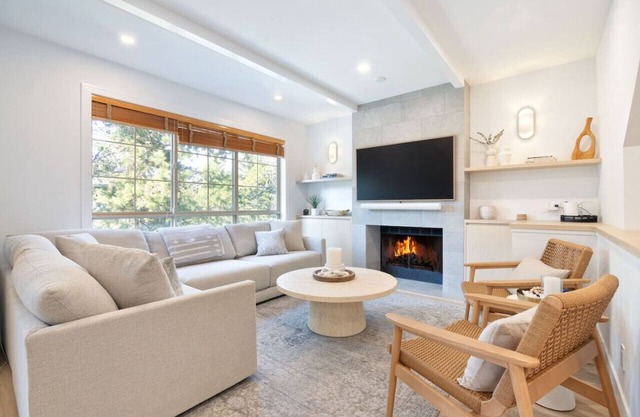 4BR/3.5BA Luxury Townhome w/Private HT & Garage